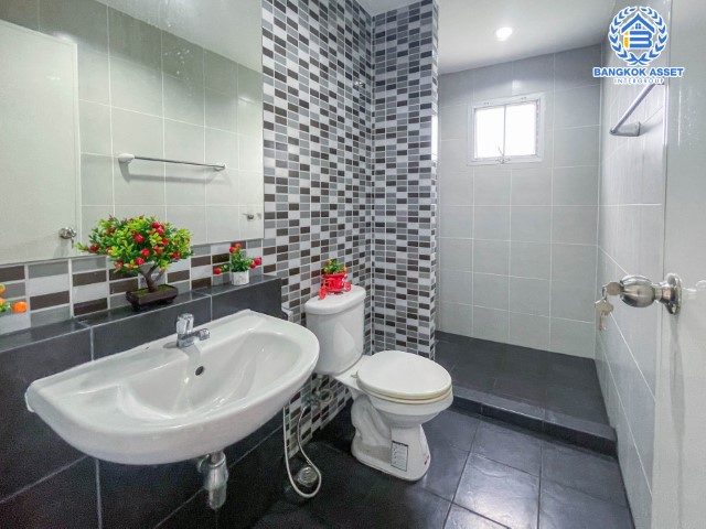 *****ทาวน์เฮ้าส์มือสองย่านกรุงเทพฯ ม.ไอ ดีไซน์ วงแหวน-รามอินทรา #หลังมุม เนื้อที่กว้างขวางมากถึง 30.4 ตร.ว. ฟังก์ชันจัดเต็ม 4 ห้องนอน 2 ห้องน้ำ 1 ที่จอดรถ บ้านสภาพสวย น่าอยู่อาศัย  บนทำเลเยี่ยม เชื่อมต่อถ.วงแหวน-รามอินทรา ถ.คู้บอน ถ.ปัญญา-รามอินทรา ถ.จตุโชติ ใกล้แฟชั่นไอส์แลนด์